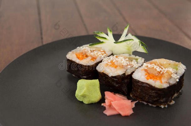 num.三梅基寿司serve的过去式采用黑的圆形的盘子