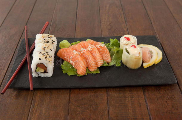 乌拉马基,生鱼片和生鱼片寿司寿司serve的过去式和筷子