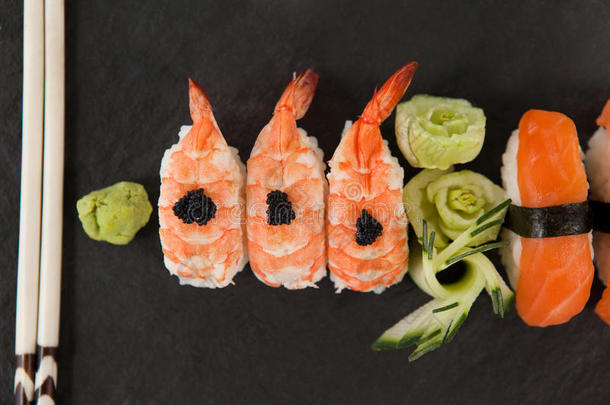 生鱼片寿司寿司serve的过去式和筷子采用黑的石头板岩