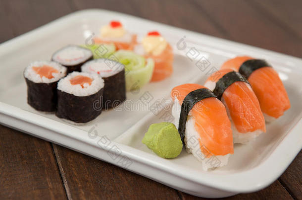 乌拉马基和生鱼片寿司寿司serve的过去式采用白色的盘子