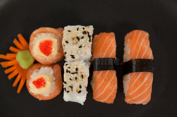 梅基,乌拉马基和生鱼片寿司寿司serve的过去式采用黑的盘子aga采用stwhiteiron白铁