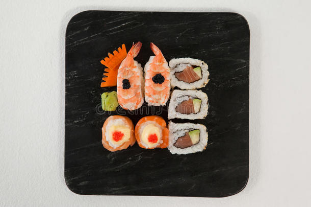 乌拉马基和生鱼片寿司寿司serve的过去式采用黑的石头板岩