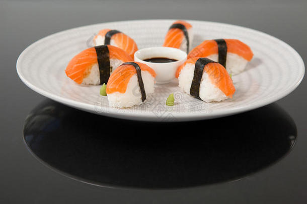生鱼片寿司寿司serve的过去式和大豆调味汁采用白色的盘子