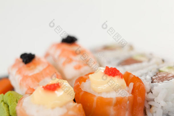 乌拉马基和生鱼片寿司寿司serve的过去式向木制的板