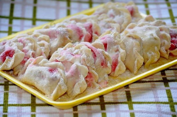 自家制的草莓饺子形馅饼-冷冻的.