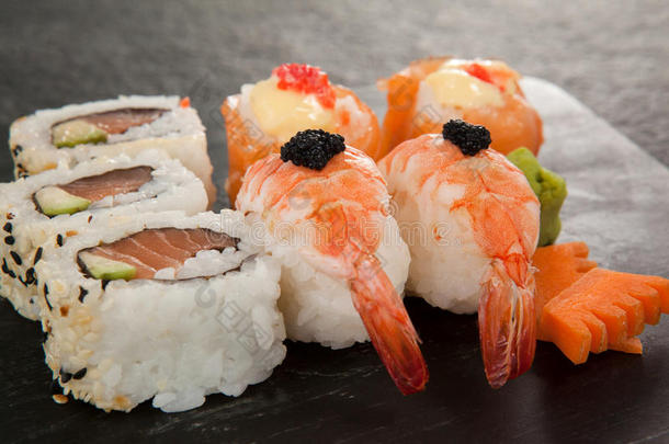乌拉马基和生鱼片寿司寿司serve的过去式向木制的板