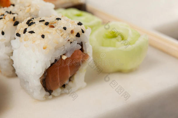 乌拉马基寿司serve的过去式采用白色的盘子