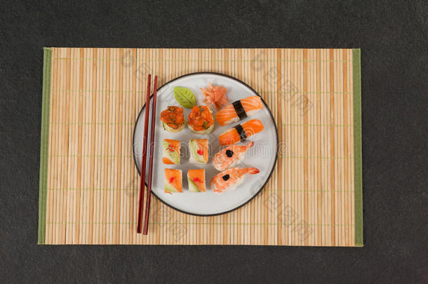 各式各样的寿司放置serve的过去式和筷子向寿司席子