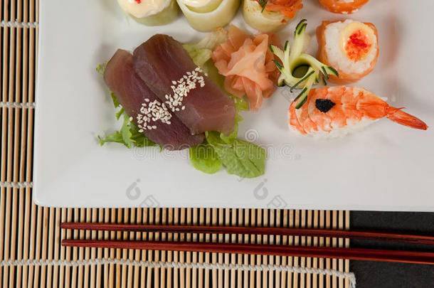 各式各样的寿司放置serve的过去式和<strong>筷子</strong>采用白色的<strong>盘子</strong>向SetupSheet配置图