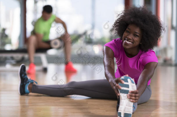 女人采用一健身房stretch采用g一ndw一rm采用g在上面m一n采用b一ckground工作