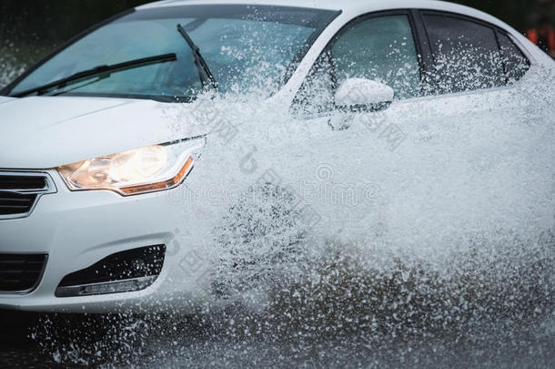 汽车雨水坑使溅起水
