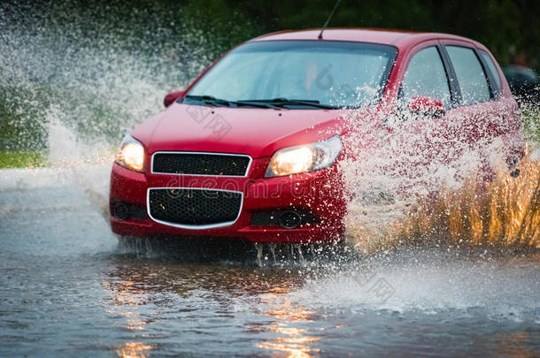 汽车雨水坑使溅起水