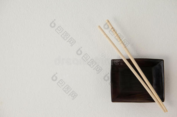 一副关于筷子越过一碗