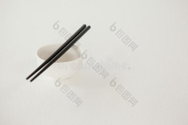 一副关于筷子越过一碗