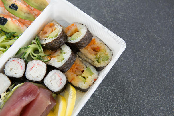 各种各样的寿司名册采用大浅盘