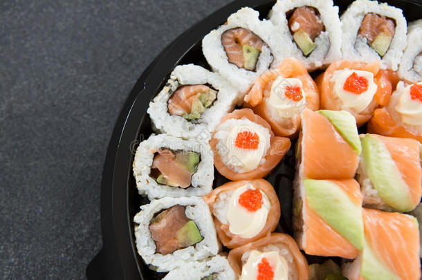 各种各样的寿司名册采用大浅盘