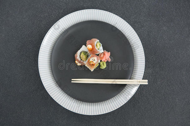 寿司serve的过去式向盘子和筷子
