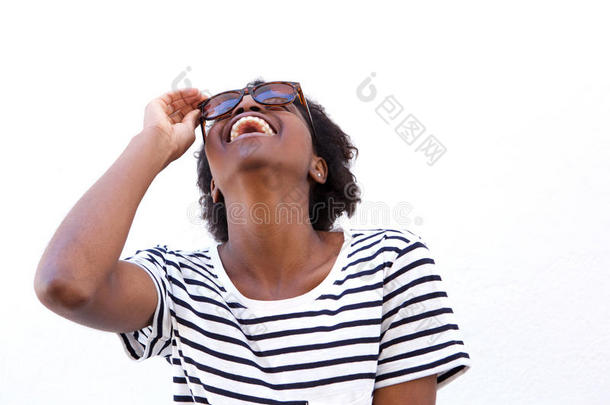 欢乐的年幼的非洲式发型美国人女人和太阳镜