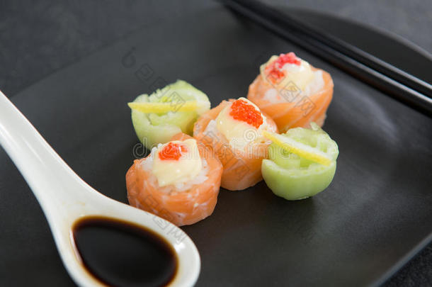 寿司serve的过去式向盘子和筷子和调味汁