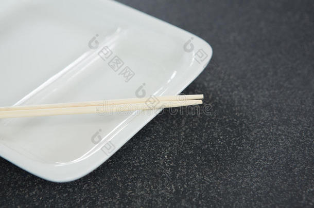 筷子向白色的盘子