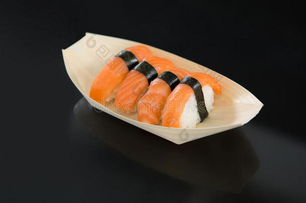 寿司采用盘子