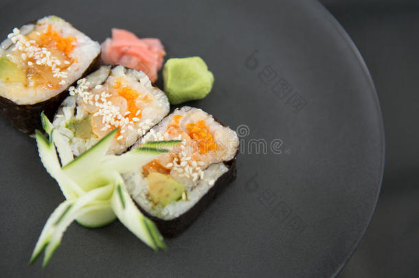 寿司向盘子