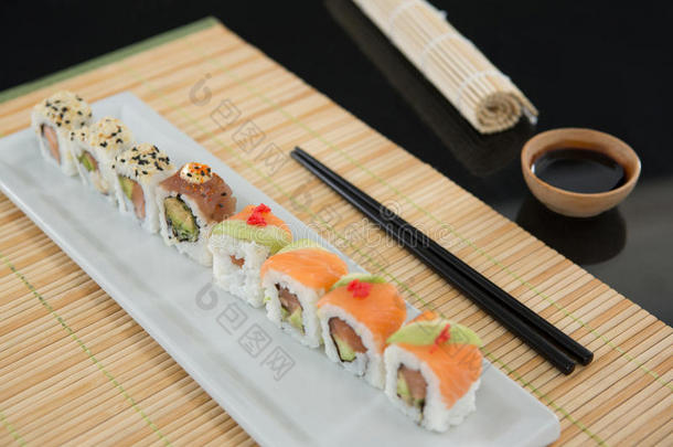 寿司向席子和筷子