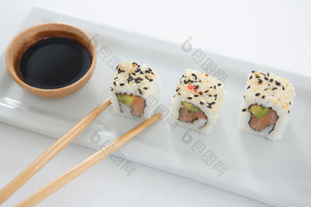 寿司向盘子和调味汁