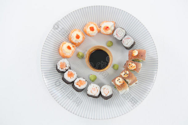 各种各样的寿司serve的过去式向盘子