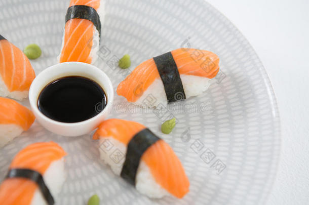 寿司serve的过去式向盘子和调味汁
