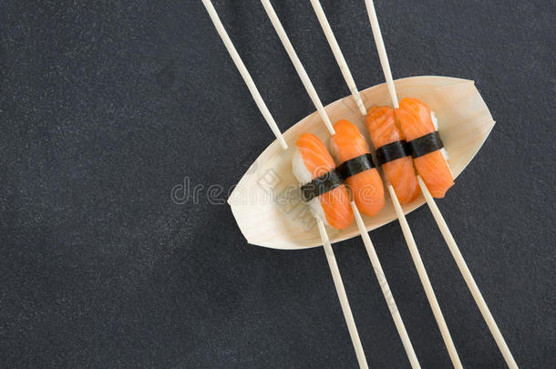 寿司向小船合适的盘子和筷子