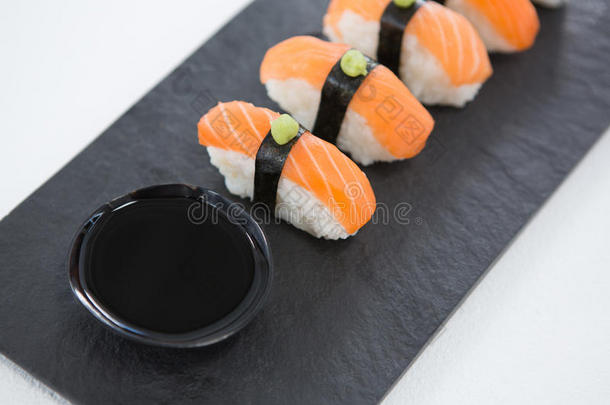 关-在上面关于生鱼片寿司寿司serve的过去式向黑的st向e板岩