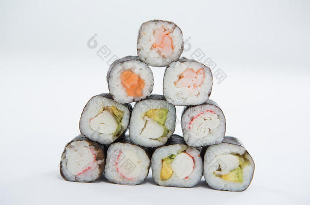 梅基寿司安排的向白色的背景