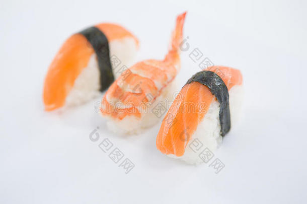 寿司辗和虾向白色的背景