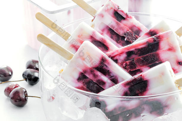 酸奶和樱桃冰棍采用一碗.