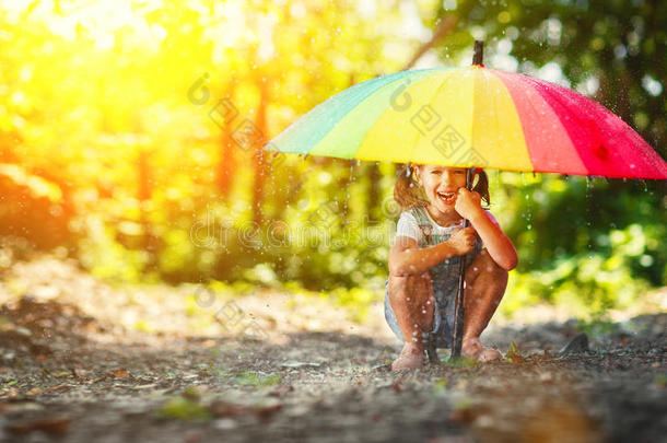 幸福的小孩女孩<strong>笑声</strong>和演奏在下面夏雨和一本姆