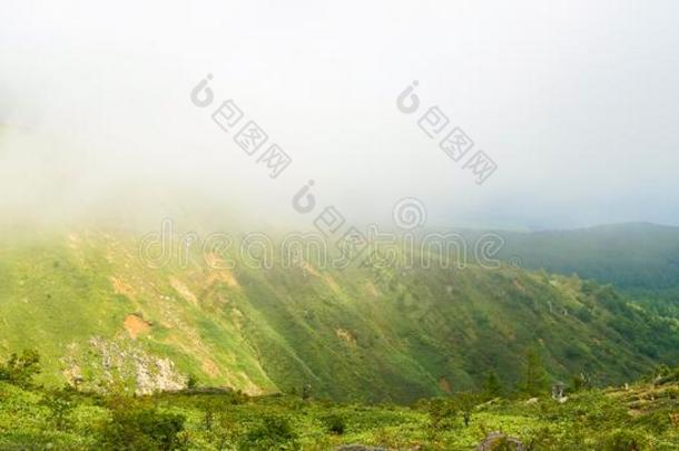 全景画影像关于山山峰和山谷和低的云