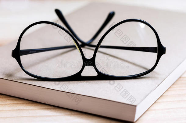 眼镜和书向木制的表.