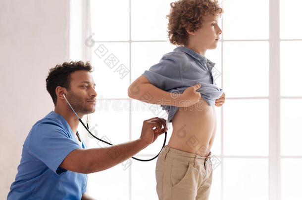 注意的小儿科医师做健康状况检查