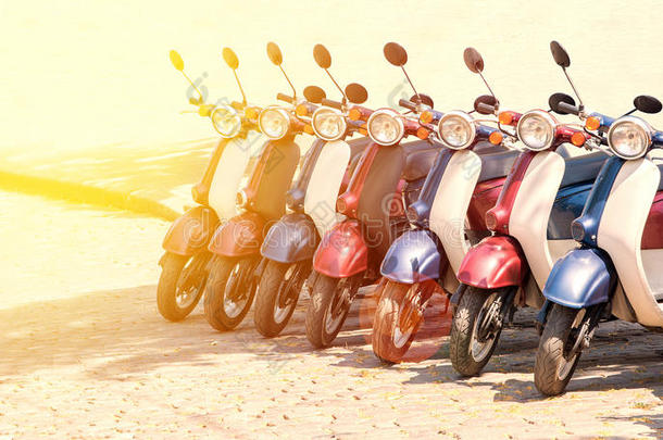 富有色彩的摩托自行车小型摩托车停放.运送轮子.