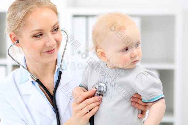 小儿科医师是（be的三单形式迷人的关心关于婴儿采用医院.小的女孩是（be的三单形式
