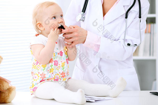 小儿科<strong>医师</strong>是（be的三单形式迷人的关心关于婴儿采用医院.小的女孩是（be的三单形式