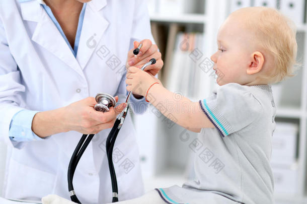 小儿科医师是（be的三单形式迷人的关心关于婴儿采用医院.小的女孩是（be的三单形式