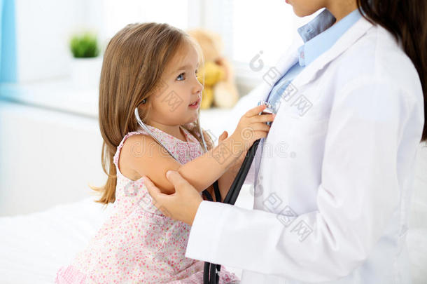 幸福的小的女孩在健康状况考试在医生办公室.医学和