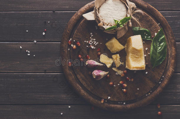 奶酪美味佳肴特写镜头向乡村的木材,法国布里白乳酪和帕尔马干酪