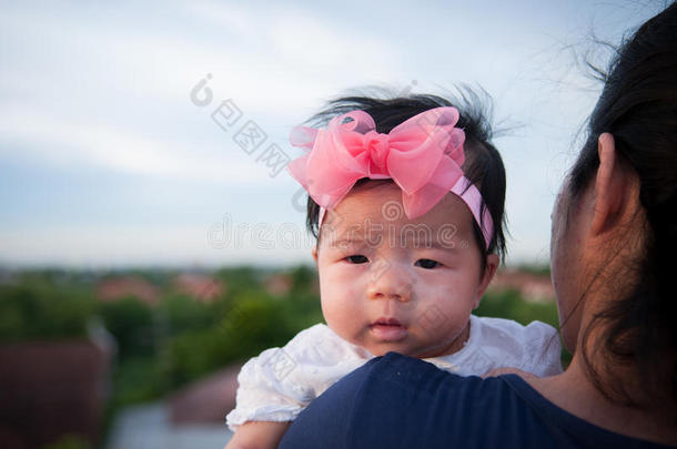 母亲一天黏结观念和新生的<strong>婴儿护理</strong>.母亲是（be的三单形式