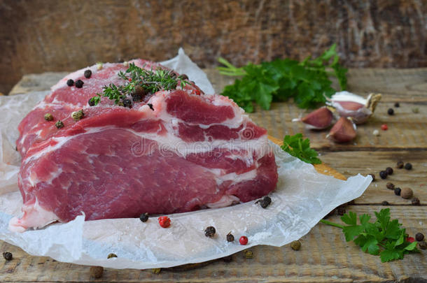 生的块肉关于猪肉和香料腌泡汁向木制的背景.