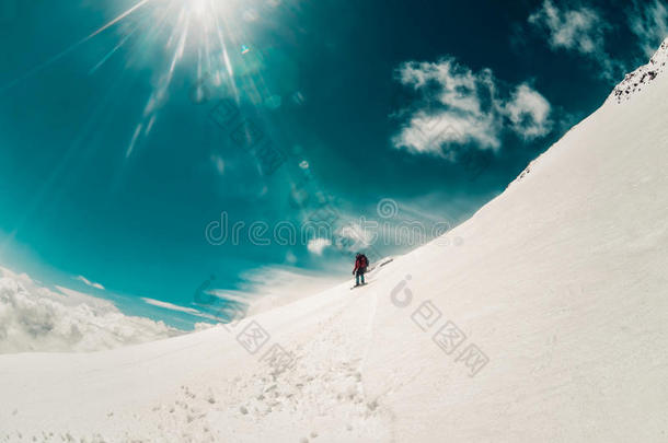 男人雪山飞魂自由行动在从落下-滑雪道滑雪斜坡.