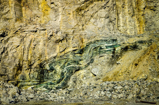 绿色的折叠的岩石形成里面的山墙