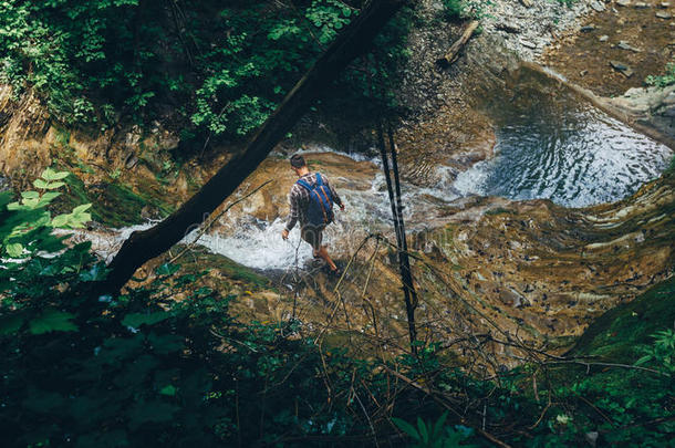 远足者旅行支票探险家交叉野生的河瀑布支持可执行程序的扩展名